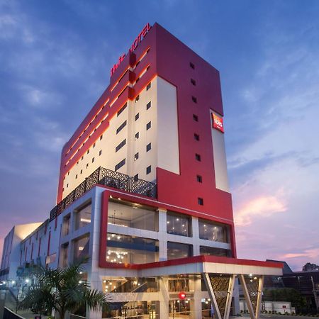 Ibis Pontianak City Center Экстерьер фото