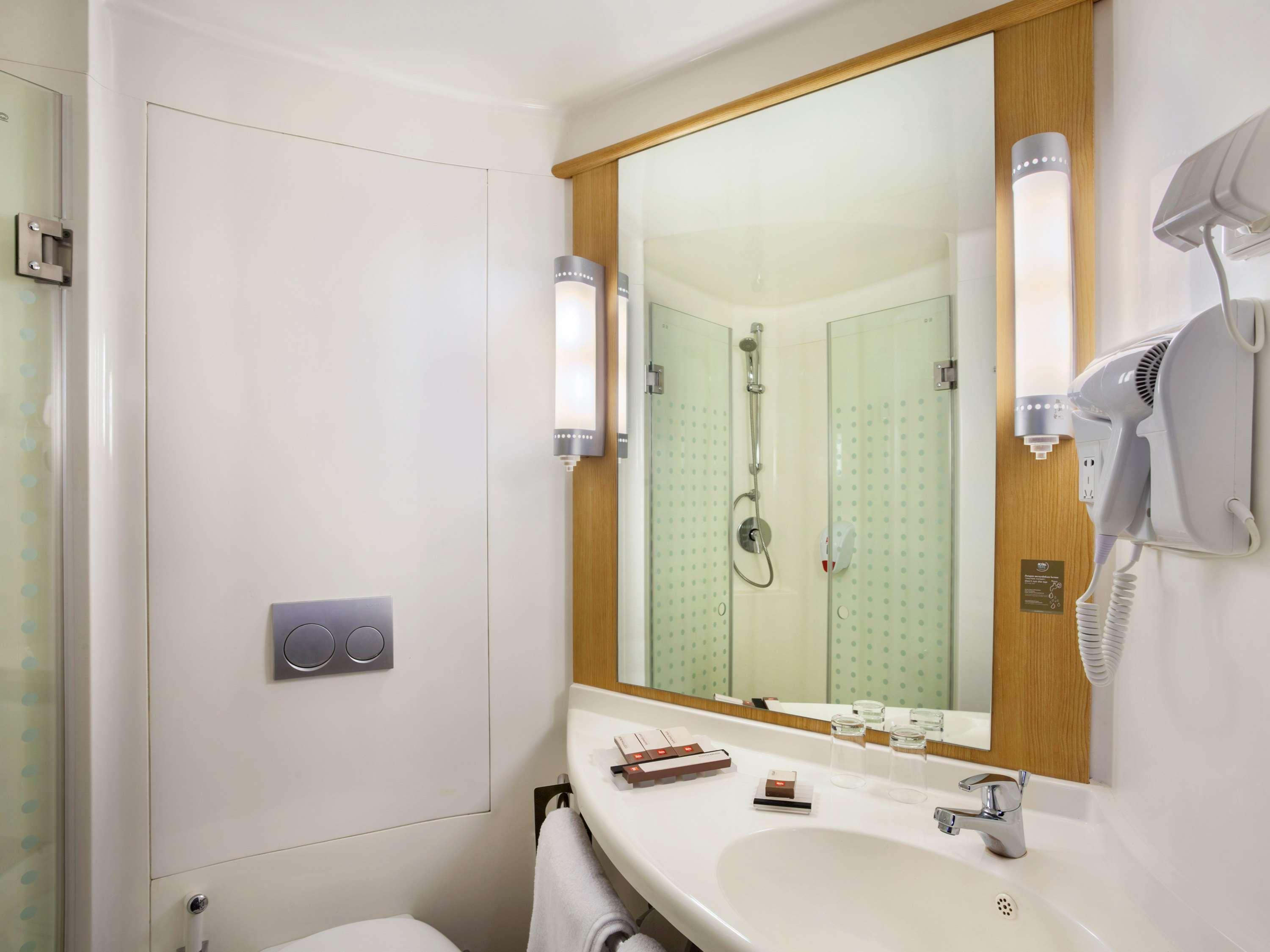 Ibis Pontianak City Center Экстерьер фото
