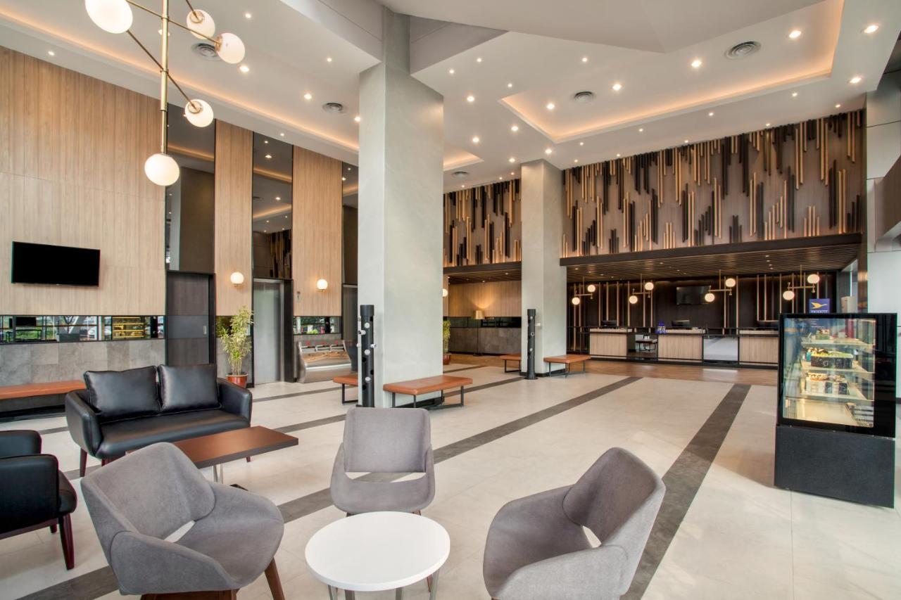 Ibis Pontianak City Center Экстерьер фото