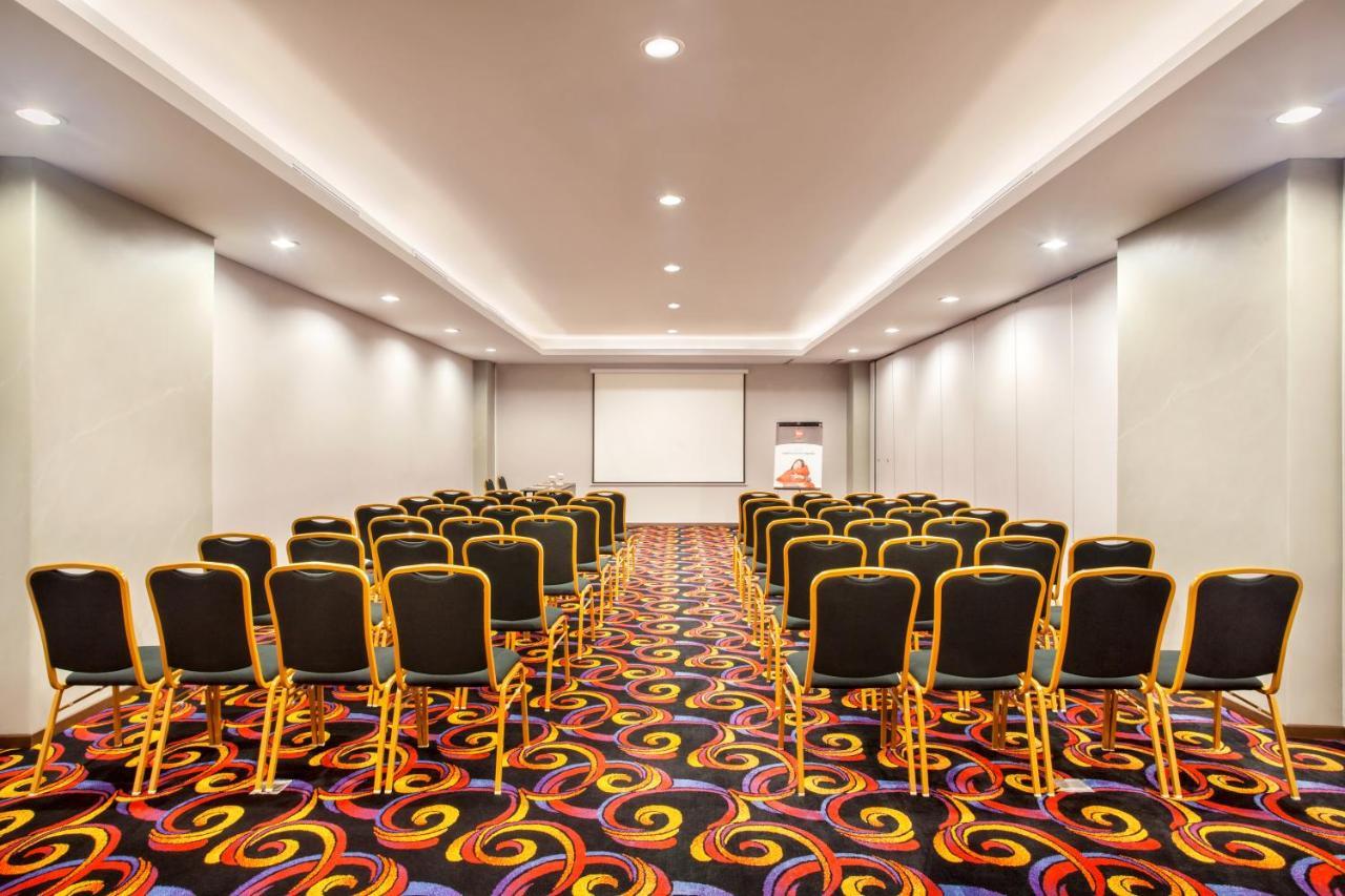 Ibis Pontianak City Center Экстерьер фото