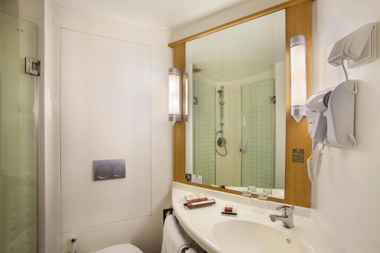 Ibis Pontianak City Center Экстерьер фото