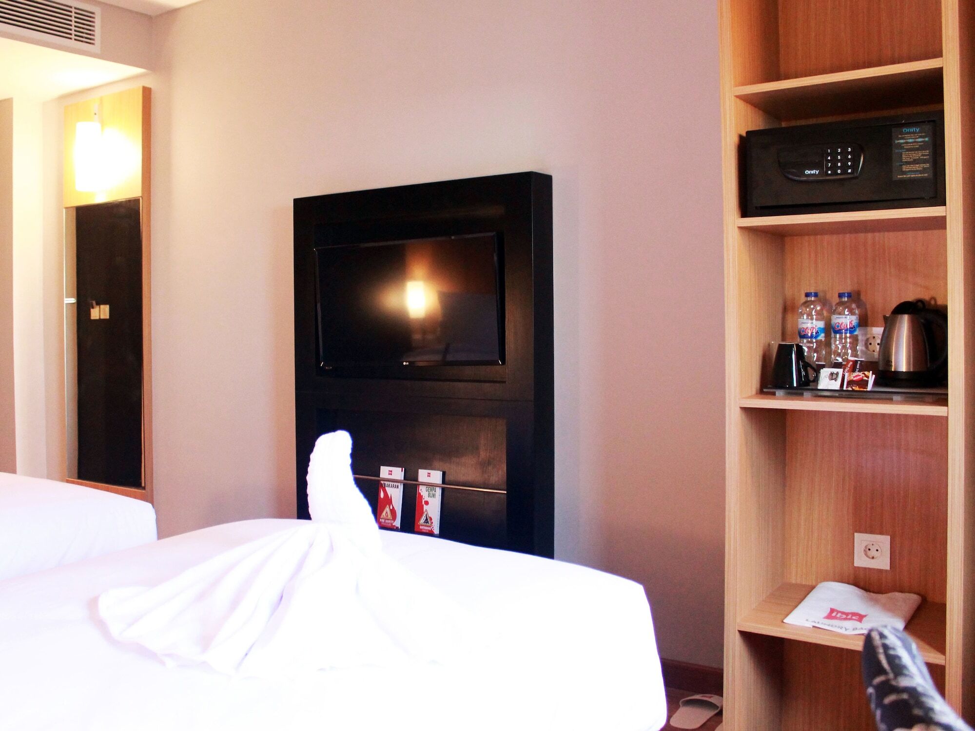 Ibis Pontianak City Center Экстерьер фото
